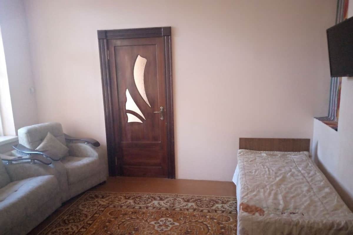 Desk, soundproofing, free WiFi, bed sheets