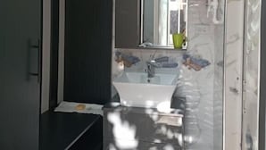 Douche, articles de toilette gratuits, sèche-cheveux, peignoirs