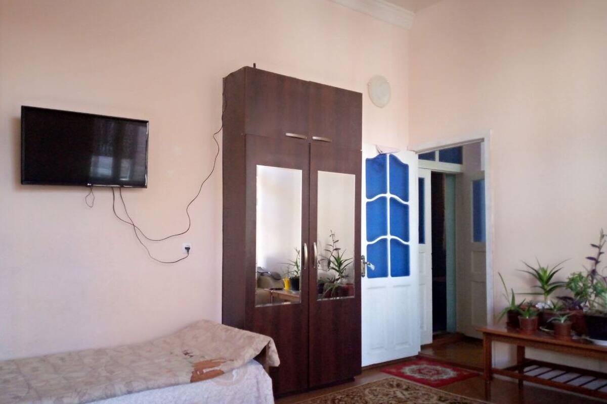 Desk, soundproofing, free WiFi, bed sheets