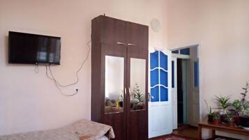 Desk, soundproofing, free WiFi, bed sheets