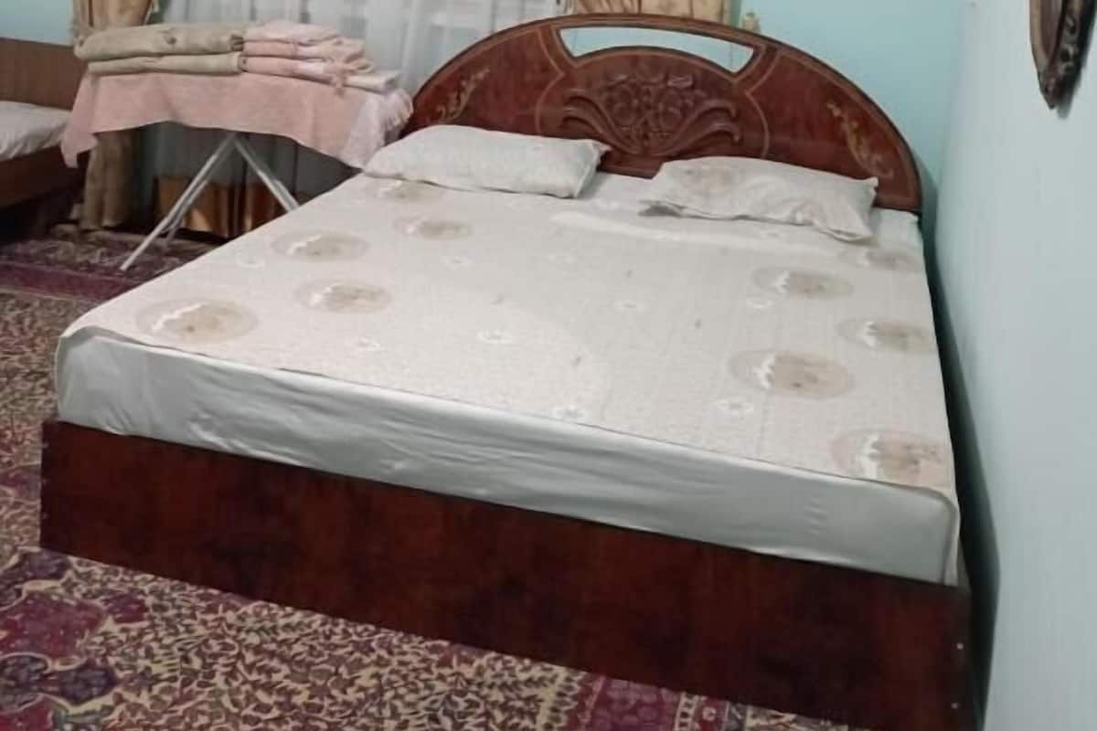 Desk, soundproofing, free WiFi, bed sheets