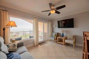 Smart TV - Beachfront resort style in Galveston - 3 Pools - Pet Friendly! (Galveston)