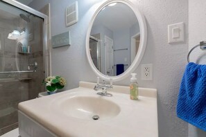 Shower, hair dryer, towels, soap - Beachfront resort style in Galveston - 3 Pools - Pet Friendly! (Galveston)