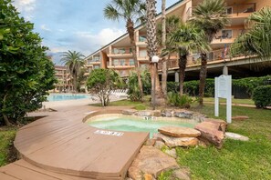 Utendørsbasseng og et oppvarmet basseng