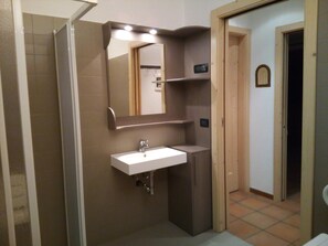 Een haardroger, handdoeken, toiletpapier