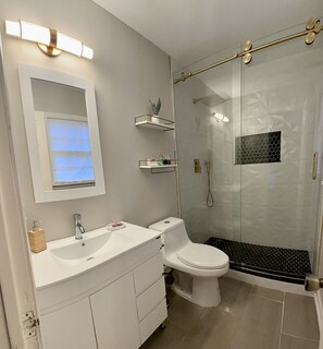 Dusche, Haartrockner, Handtücher, Seife