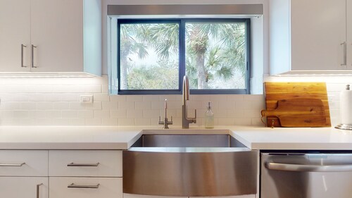 Bright and Modern 3 Bedroom 2 Bath Condo in PGA National - Pool Access (heated)