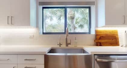 Bright and Modern 3 Bedroom 2 Bath Condo in PGA National - Pool Access (heated)