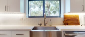 Bright and Modern 3 Bedroom 2 Bath Condo in PGA National - Pool Access (heated)