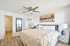 2 bedrooms, travel cot, free WiFi, bed sheets - Beachfront in Galveston with pool. Centrally located. Pet Friendly! (Galveston)
