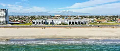 Ubicación a pie de playa, tumbonas y toallas de playa