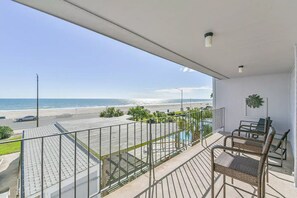 Property grounds - Beachfront in Galveston with pool. Centrally located. Pet Friendly! (Galveston)