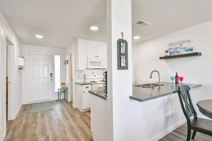 Fridge, microwave, oven, stovetop - Beachfront in Galveston with pool. Centrally located. Pet Friendly! (Galveston)