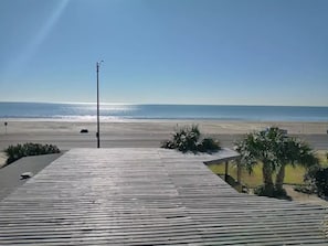En la playa, sillas reclinables de playa, toallas de playa