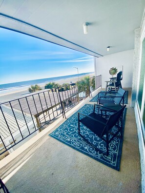 Terrace/patio - Beachfront in Galveston with pool. Centrally located. Pet Friendly! (Galveston)