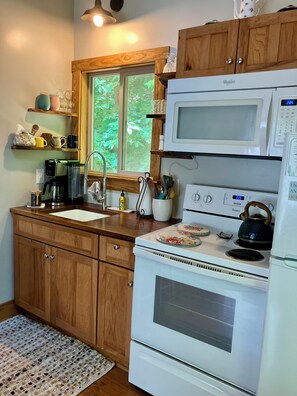 雪櫃、微波爐、焗爐、爐具