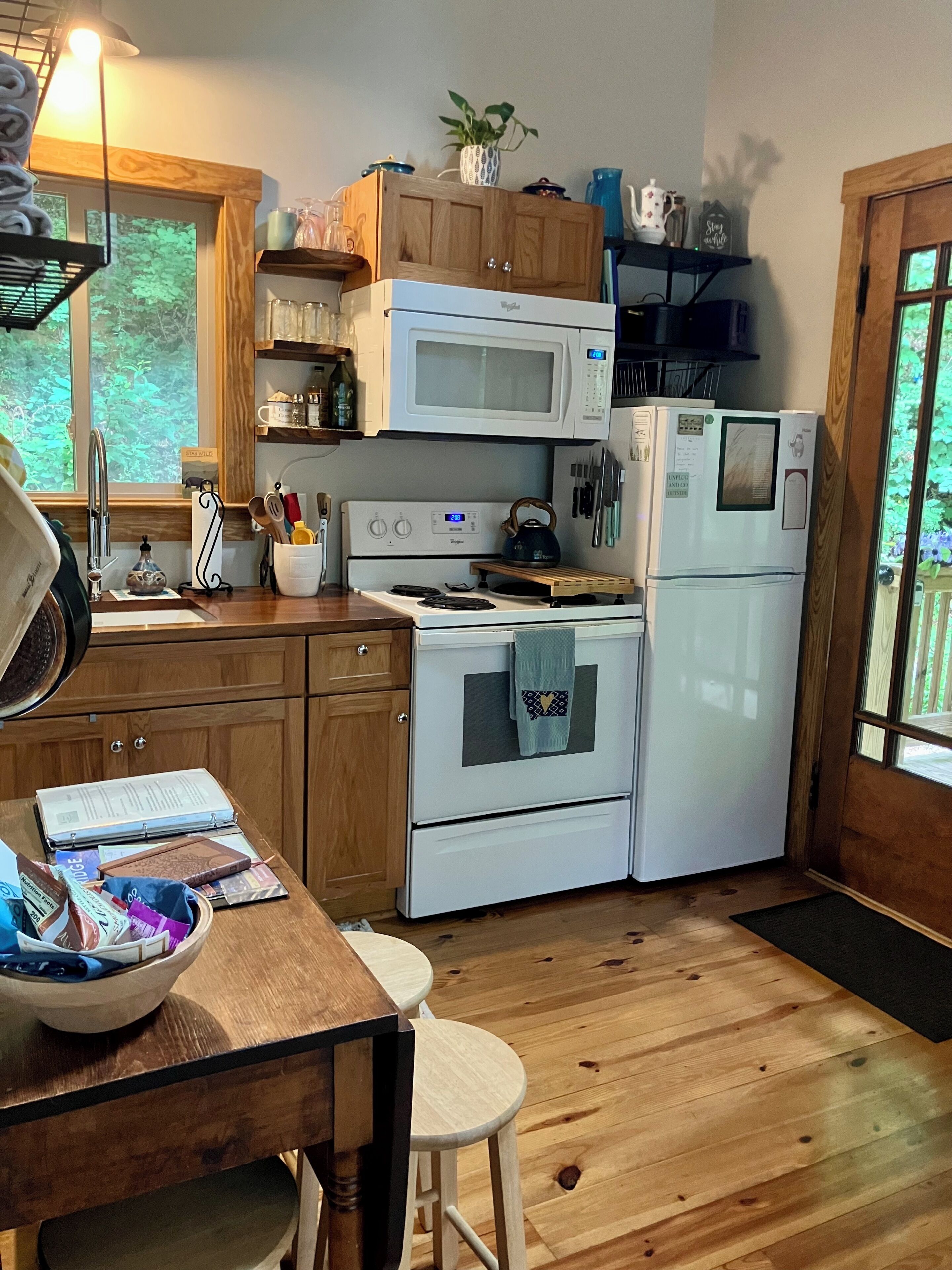 Coffee/tea maker, fridge, microwave, oven