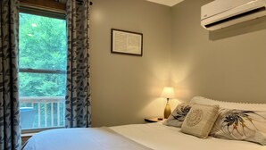 2 habitaciones, escritorio y tabla de planchar con plancha