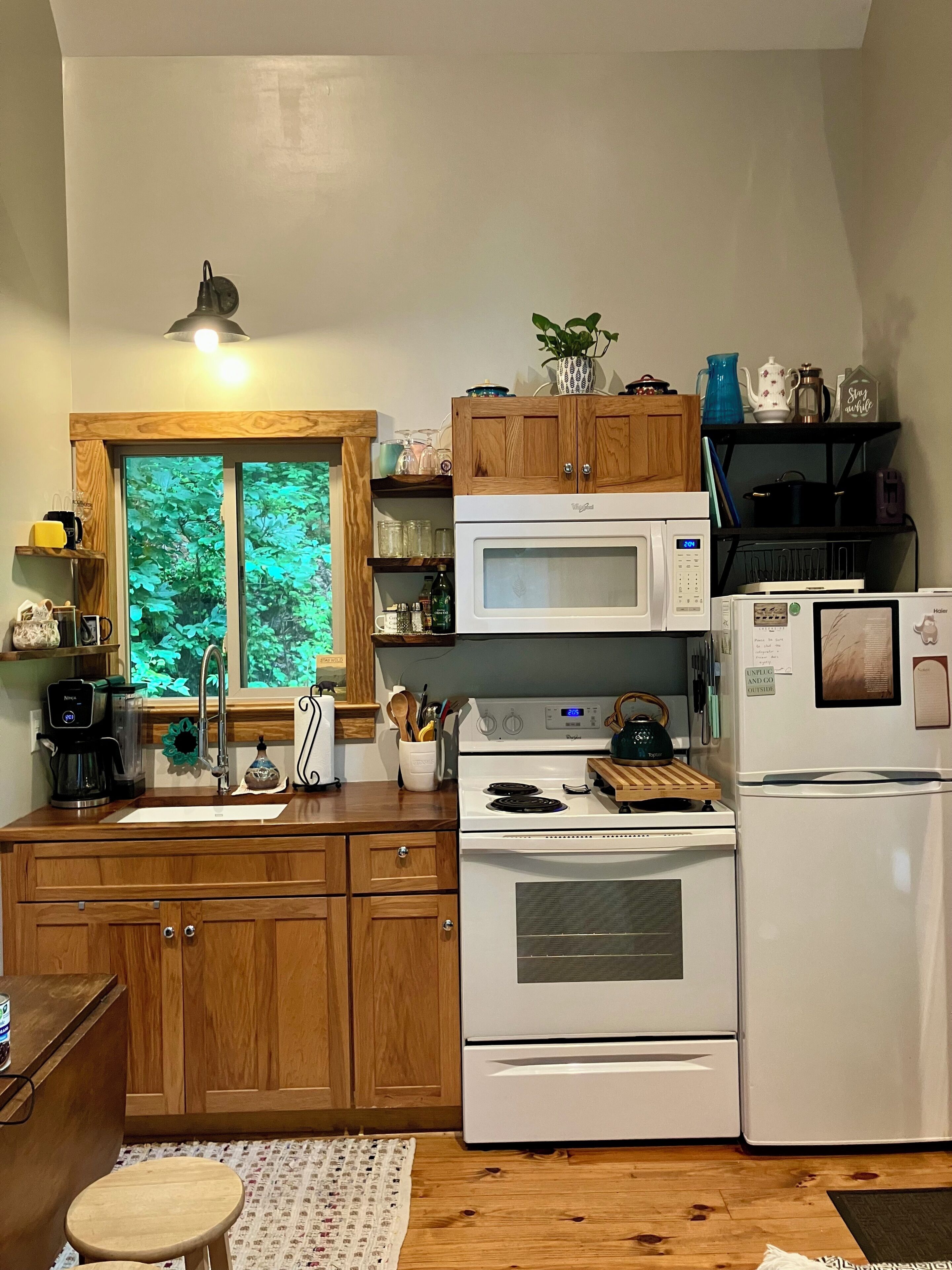 Coffee/tea maker, fridge, microwave, oven