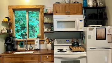 Coffee/tea maker, fridge, microwave, oven