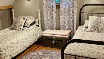2 bedrooms, desk, iron/ironing board, travel cot