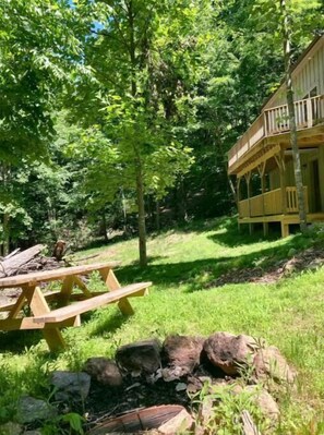 Outdoor dining - Whimsical Creekside Cabin (Vesuvius)