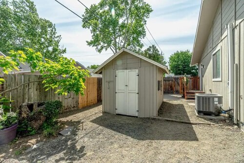 Bruneau Bungalow Side A