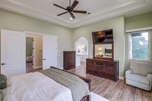 5 bedrooms, iron/ironing board, WiFi, bed sheets