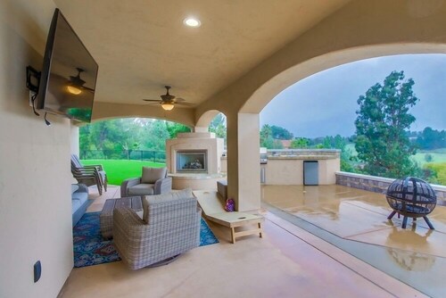 Beautiful property overlooking vineyards and golf course. Lots of amenities!!