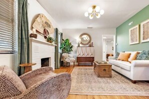 Een smart-tv en boeken