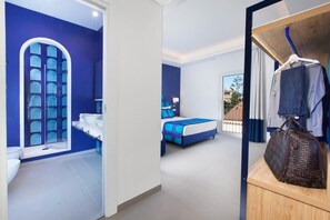 2 habitaciones, escritorio y tabla de planchar con plancha 