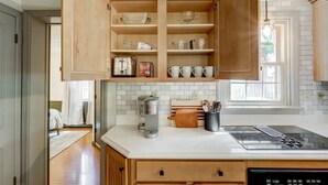 Una cocina con armarios de madera, una encimera y lavavajillas.