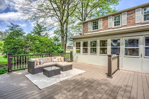 East Main Lounge in Mount Joy       5 min to Spooky Nook Sports