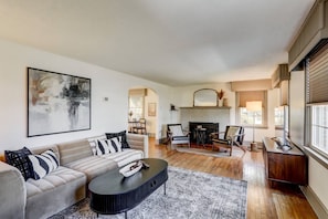Smart TV, fireplace - East Main Lounge in Mount Joy       5 min to Spooky Nook Sports (Mount Joy)