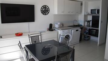 Geladeira, micro-ondas, fogão, cooktop