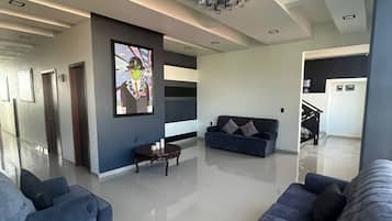 Smart TV, Netflix, piso con calefacción y servicios de streaming