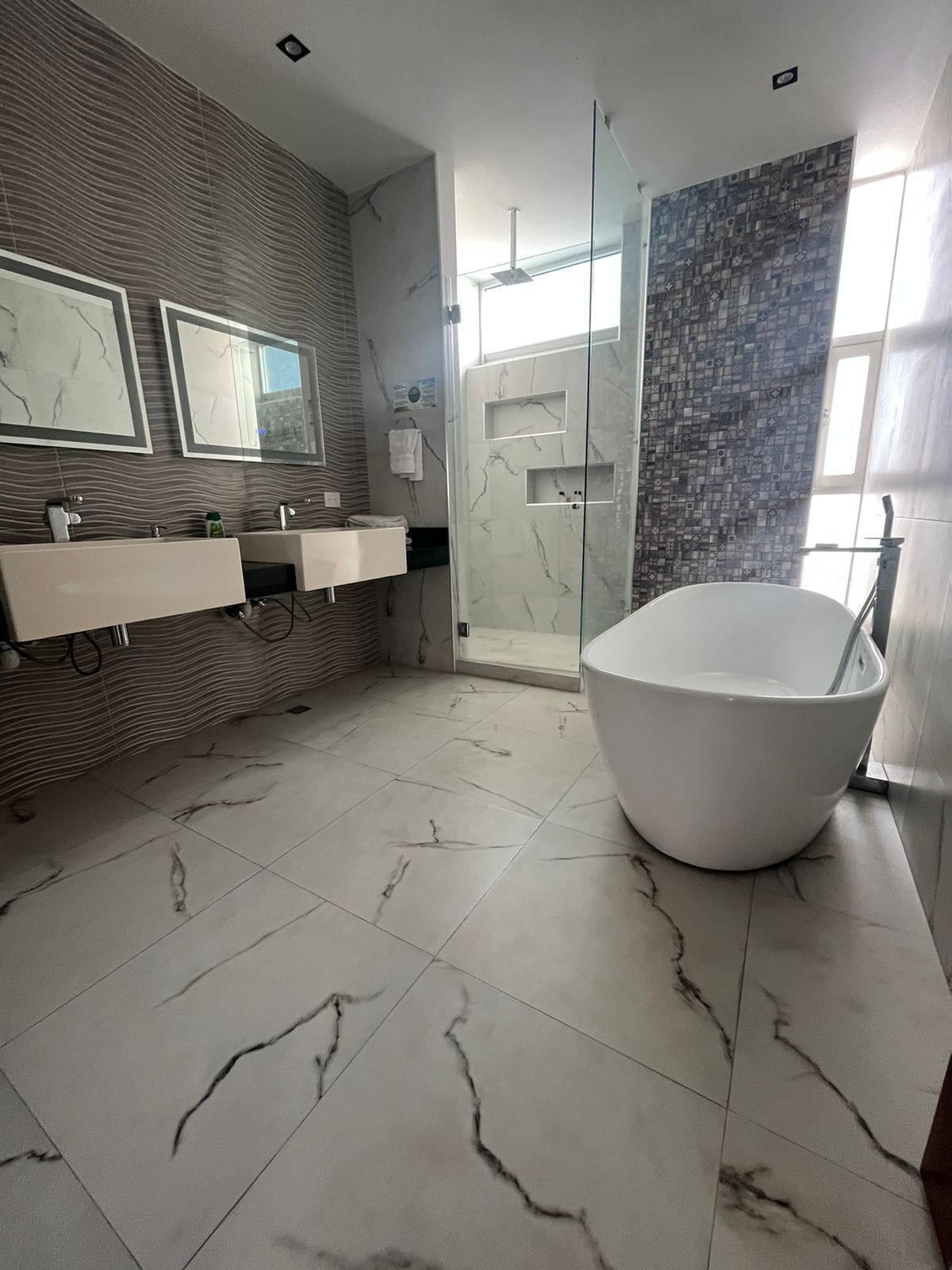 Deluxe Suite | Bathroom | Hair dryer, towels, soap, shampoo