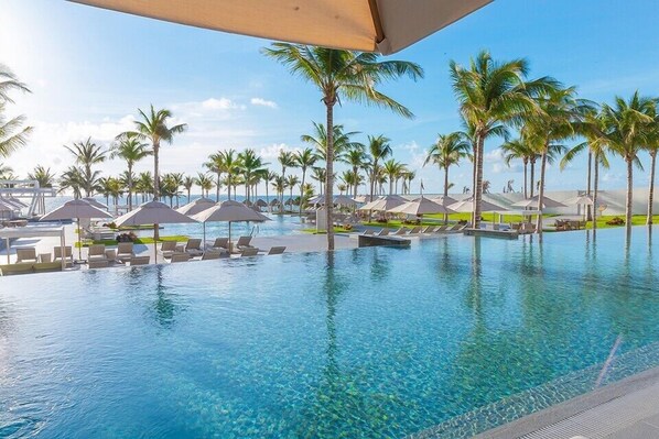5 outdoor pools, pool umbrellas, pool loungers