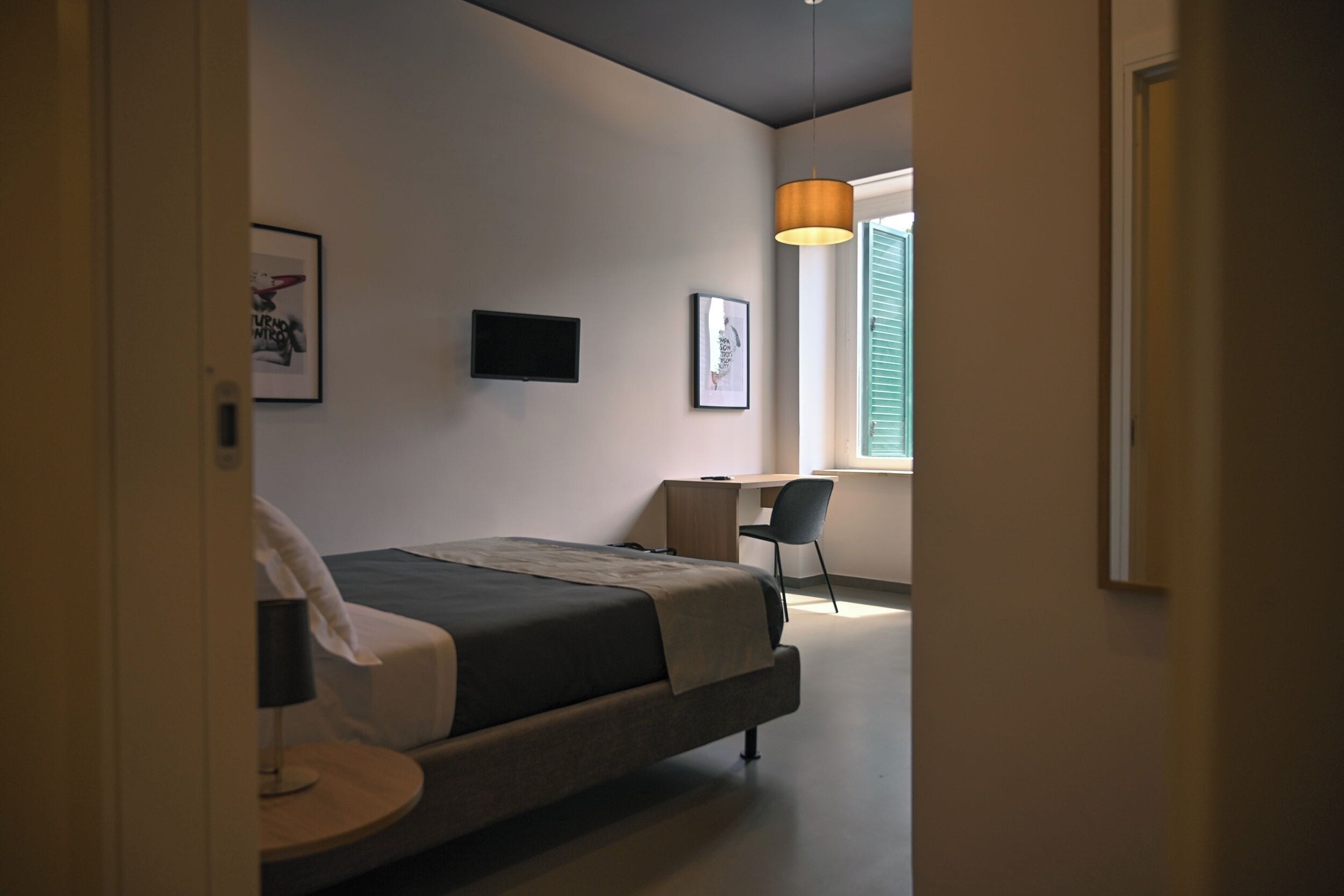Een kluis op de kamer, een bureau, gratis wifi, beddengoed