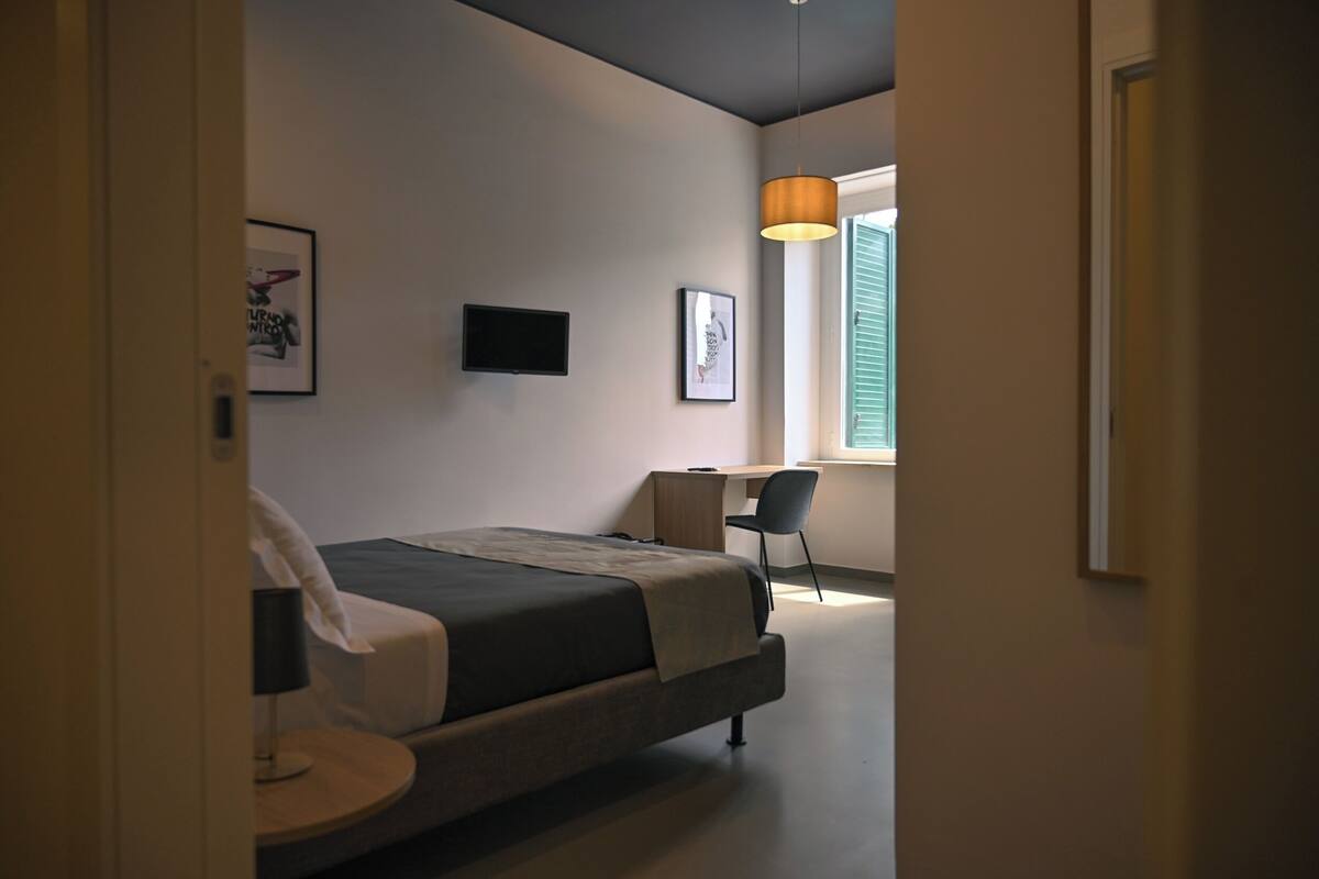 Zimmersafe, Schreibtisch, kostenloses WLAN, Bettwäsche