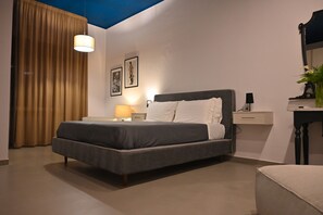 Habitación clásica con 1 cama doble o 2 individuales, 1 cama doble, en la zona del patio | Caja fuerte, escritorio, wifi gratis y ropa de cama