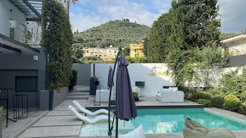 Una piscina al aire libre de temporada