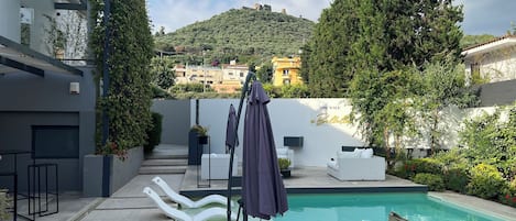 Piscine extérieure en saison