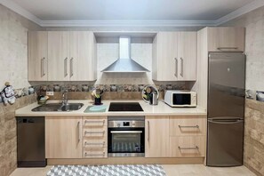 Kühlschrank, Mikrowelle, Ofen, Geschirrspüler