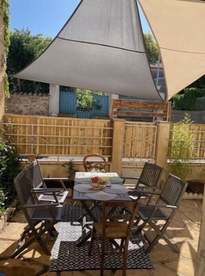 Outdoor dining - Charmante Maison du Sud (Ginestas)