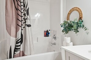 Secadora de cabello, toallas, jabón, papel de baño 
