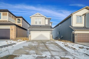 Exterior - Stylish, Cozy New Build Retreat (Calgary)