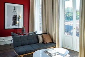 Design Studio, Balcony (44) | Premium bedding, memory foam beds, in-room safe, individually decorated - Almada 234 (Porto)