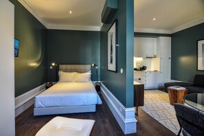 Deluxe Apartment, Balcony (22) | Living area | 55-inch Smart TV with cable channels - Almada 234 (Porto)