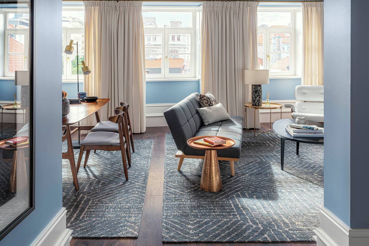 Una sala moderna con sofá, mesa de centro y comedor.